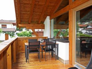 eine Terrasse mit einem Tisch und Stühlen auf einer Terrasse in der Unterkunft Apartment Lanner by Interhome in Innsbruck