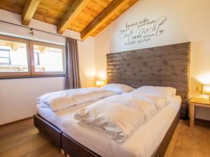 una camera con due letti con lenzuola bianche di Apartment Lanner by Interhome a Innsbruck