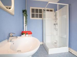 y baño con lavabo blanco y ducha. en Apartment Le Britannia by Interhome, en Biarritz