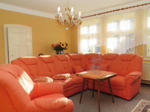 uma sala de estar com um sofá laranja e uma mesa em Apartment Plavy by Interhome em Velké Hamry