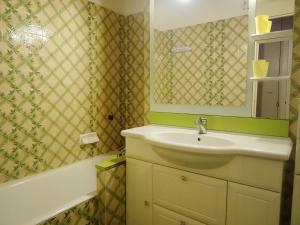 une salle de bains avec lavabo, miroir et baignoire dans l'établissement Apartment Les Cascadelles-5 by Interhome, à La Foux