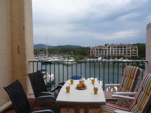 - une table sur un balcon avec vue sur le port de plaisance dans l'établissement Apartment Les Cascadelles-5 by Interhome, à La Foux 12 autres photos