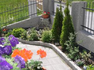 einen Garten mit Blumen und einem Steingang in der Unterkunft Apartment Ladis-2 by Interhome in Ladis