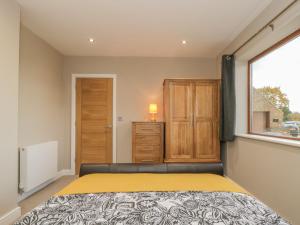 1 dormitorio con cama y ventana en Little Acres en Selby