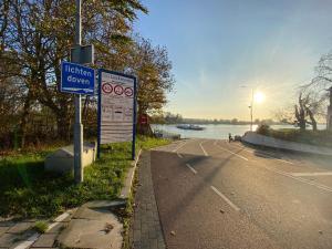 ein Straßenschild am Straßenrand in der Unterkunft Short Stay Wageningen in Wageningen