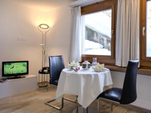 Televiisor ja/või meelelahutuskeskus majutusasutuses Apartment Chesa Munteratsch 311 by Interhome