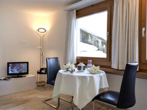 Μια τηλεόραση ή/και κέντρο ψυχαγωγίας στο Apartment Chesa Munteratsch 311 by Interhome