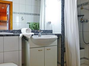 Ванная комната в Apartment Utoring Plaz 030 by Interhome