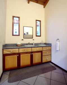 La salle de bains est pourvue d'un lavabo et de deux miroirs. dans l'établissement Chez Daniel, à Antigua Guatemala