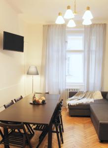プラハにあるModern apartment Michalska 6のリビングルーム(テーブル、ソファ付)