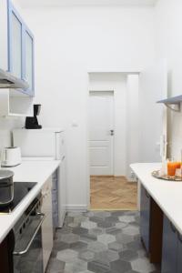 プラハにあるModern apartment Michalska 6のタイルフロアのキッチン(白いカウンター付)