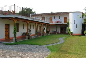 uma casa com um jardim relvado em frente em Chez Daniel em Antigua Guatemala