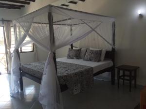 Ένα ή περισσότερα κρεβάτια σε δωμάτιο στο Queen K Cottages Watamu At Chrystal Homes +19 φωτογραφίες