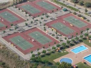 セグル・デ・カラフェルにあるApartment Masia Torrents by Interhomeの4面のテニスコートのオーバーヘッドビュー