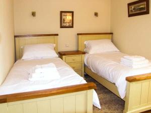 NewmarketにあるThe Lambing Shedのベッド2台が隣同士に設置された部屋です。