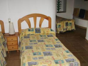 セグル・デ・カラフェルにあるApartment Masia Torrents by Interhomeのベッド(布団付)が備わる客室です。