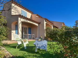 une cour avec deux chaises et une table en face d'une maison dans l'établissement Holiday Home Panorama by Interhome, à Drammont