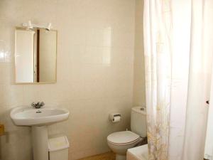 セグル・デ・カラフェルにあるApartment Masia Torrents by Interhomeのバスルーム(トイレ、洗面台、鏡付)