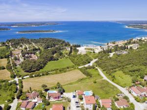 z góry widok na dom i ocean w obiekcie Apartment Villa Jadranka-2 by Interhome w mieście Štinjan