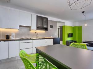 kuchnia z białymi szafkami i zielonymi akcentami w obiekcie Apartment Villa Jadranka-2 by Interhome w mieście Štinjan