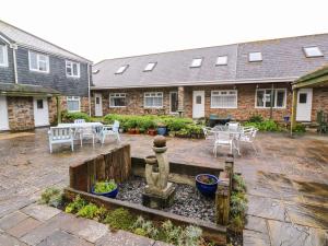 a courtyard with a fountain in front of a building at Tynk in St Merryn