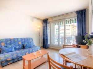聖拉斐爾的住宿－Apartment Le Vieux Port by Interhome，客厅配有蓝色的沙发和桌子