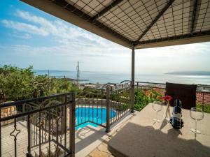 un balcón con copas de vino y una piscina en Holiday Home Belvedere by Interhome, en Veliko Brdo
