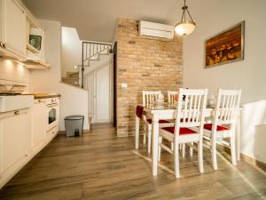 cocina y comedor con mesa y sillas en Holiday Home Belvedere by Interhome, en Veliko Brdo