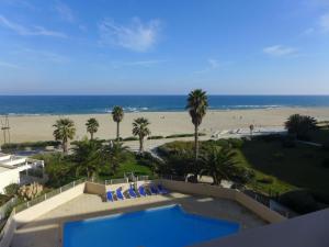 balcone con vista sulla spiaggia di un resort di Apartment Copacabana-21 by Interhome a Canet-en-Roussillon