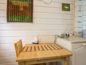 KoluにあるHoliday Home Aurinkoranta by Interhomeの木製テーブル(ラジオ付)