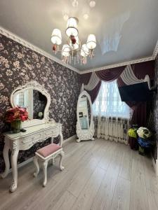 オルスクにあるАпартаменты "ЦЕНТР-ОРСК"の化粧台と鏡付きの部屋
