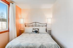 a bedroom with a bed with orange walls and a window at Little Ocean in Ocean Park