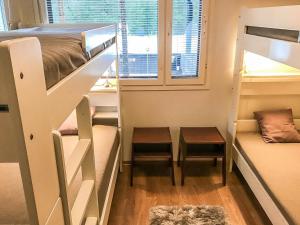 LahdenperäにあるHoliday Home Venla by Interhomeの二段ベッドと階段が備わる小さな客室です。