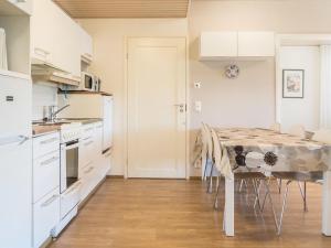 LahdenperäにあるHoliday Home Venla by Interhomeのキッチン、ダイニングルーム(テーブル、椅子付)