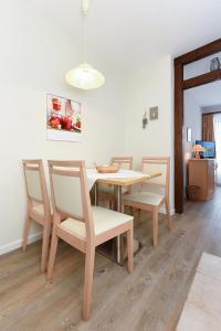 ein Esszimmer mit einem Tisch und Stühlen in der Unterkunft Ferienwohnungen im Haus am Wattenmeer in Neuharlingersiel