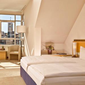 Postel nebo postele na pokoji v ubytování SORAT Insel-Hotel Regensburg
