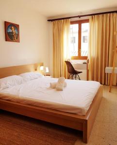 een slaapkamer met een bed met een knuffeldier erop bij Rambla - Palma center in Palma de Mallorca