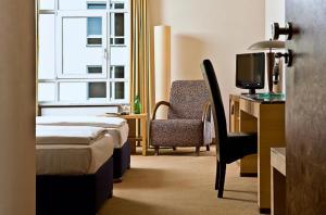 TV a/nebo společenská místnost v ubytování SORAT Insel-Hotel Regensburg