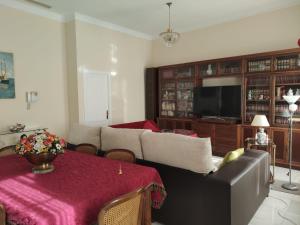 ein Wohnzimmer mit einem Sofa und einem Tisch in der Unterkunft Apartamento loft tendillas in Córdoba
