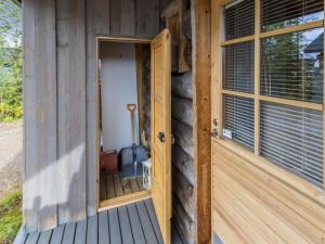 アカスロンポロにあるHoliday Home Kukasrakka c10 by Interhomeの窓付きの木造家屋の開口ドア