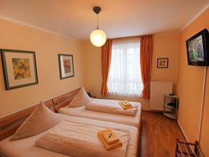 ein Hotelzimmer mit 2 Betten und einem Fenster in der Unterkunft Apartment Bibelöd-6 by Interhome in Ruhpolding
