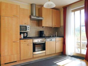 Virtuvė arba virtuvėlė apgyvendinimo įstaigoje Apartment Bibelöd-6 by Interhome