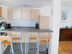 una cucina con bancone e alcuni sgabelli da bar di Apartment Bibelöd-7 by Interhome a Ruhpolding