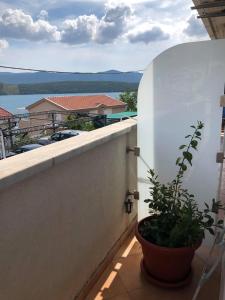 ネウムにあるVilla Texの水の景色を望むバルコニー +3枚の写真