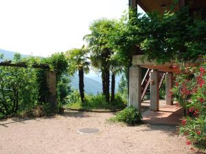 een veranda van een huis met palmbomen en een berg bij Studio Studio al vigneto by Interhome in Rovio