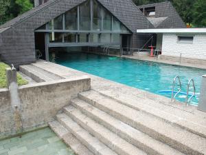 Bazén v ubytování Holiday Home Bosco-TICINO TICKET Inklusive!-4 by Interhome nebo v jeho okolí