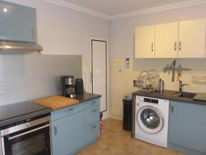 Кухня или мини-кухня в Apartment Clos St Martin-5 by Interhome

