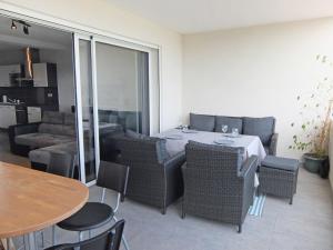 sala de estar con mesa, sillas y sofá en Apartment Terrasse de Lucie by Interhome, en Saint-Cyprien