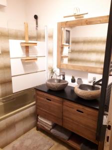 Dos lavabos sobre una encimera en un baño. en Surfhouse, L'Oyat, en Saint-Pierre-Quiberon 16 fotos más