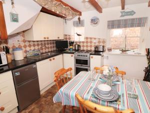 Kitchen o kitchenette sa The Old Cottage